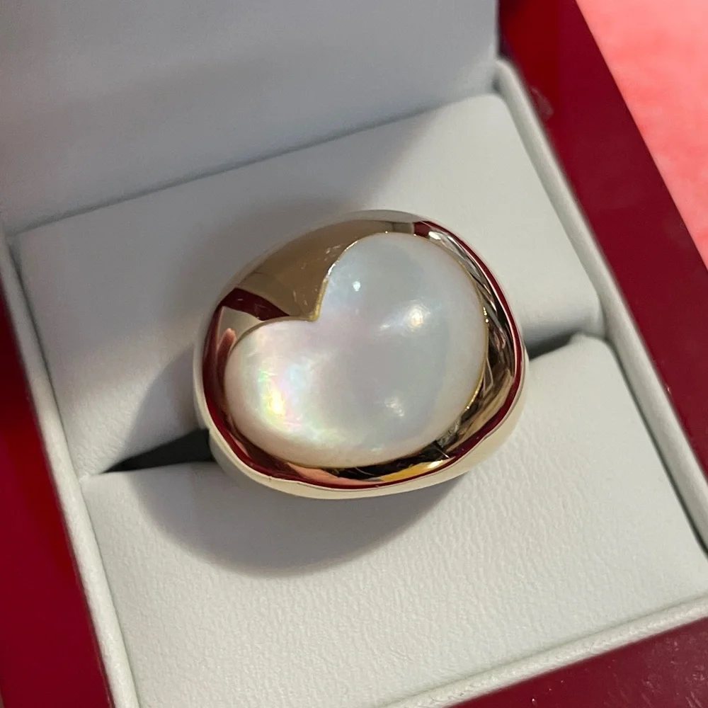 Gold Ring, 14kt with Beautiful Mother of Pearl HEART. 
This Gorgeous Dome Ring! - Picture 4 of 17